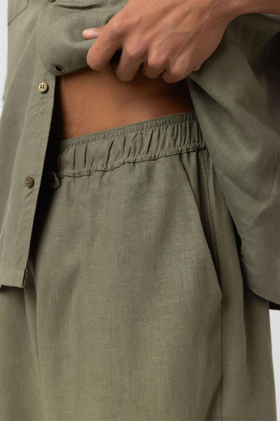 Oversized Double-Pocket Linen Shorts