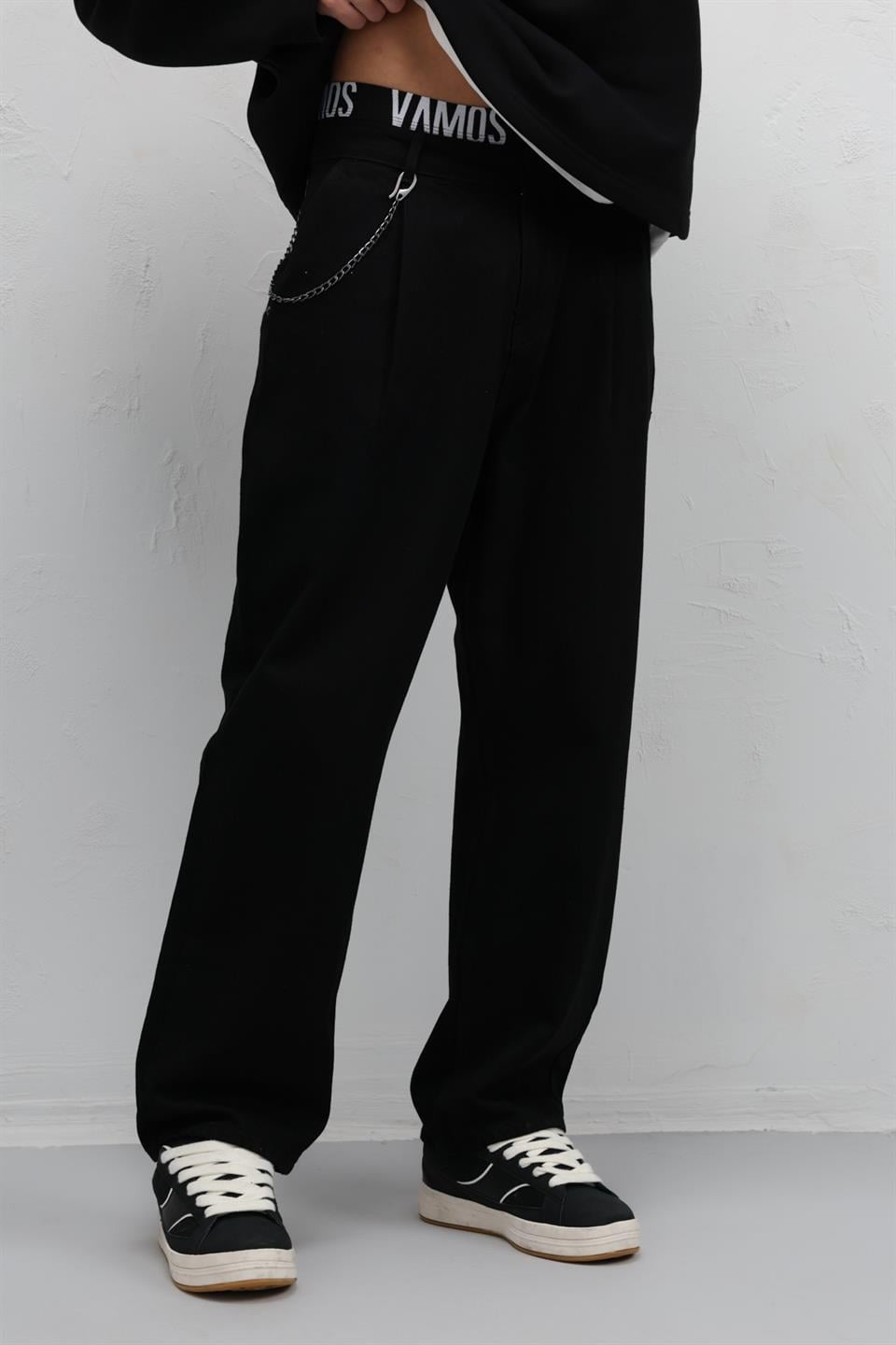 Pleated Baggy Jeans with Chain Accents