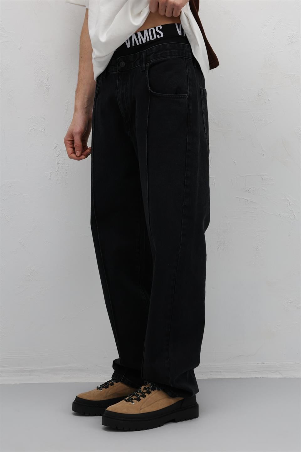 Stitched-Detail Relaxed-Fit Jeans