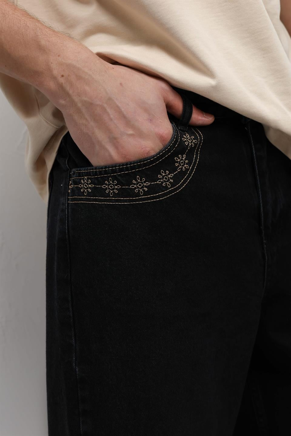 Relaxed-Fit Jeans with Pocket Details