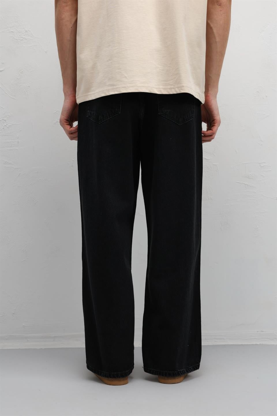 Relaxed-Fit Jeans with Pocket Details
