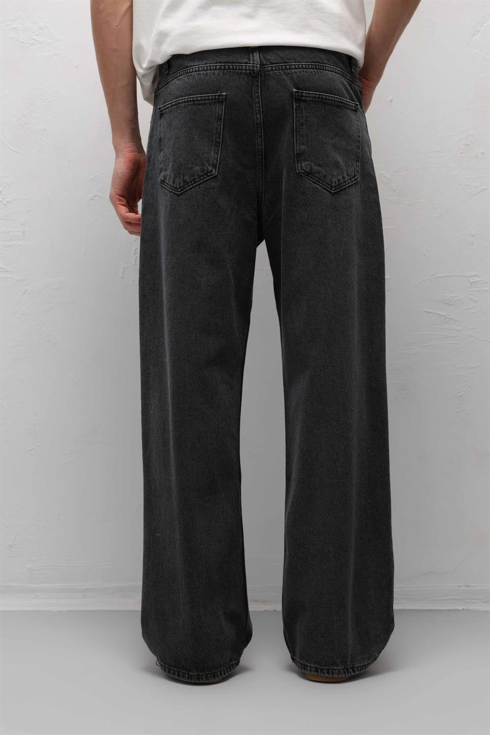 Relaxed-Fit Jeans with Pocket Details