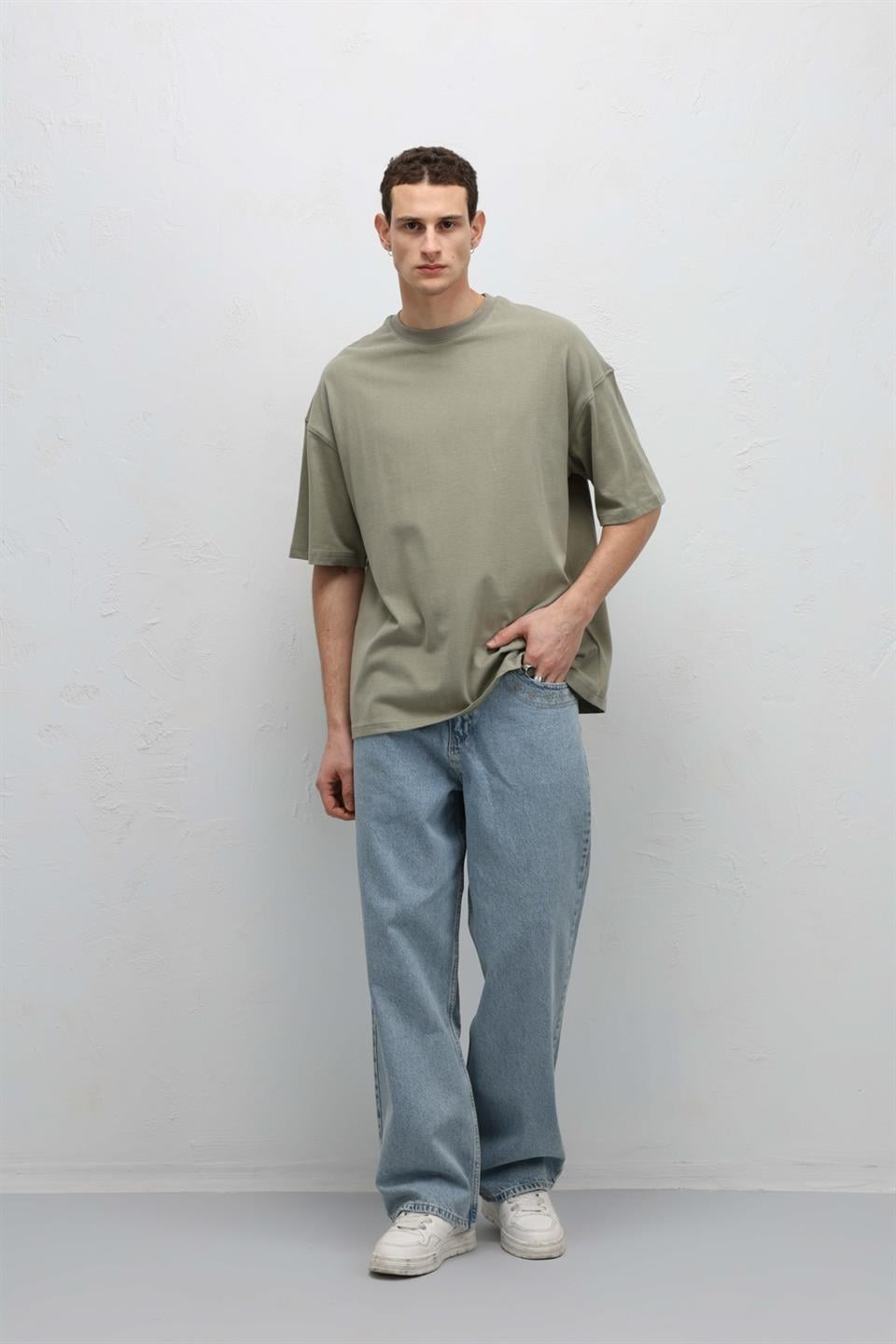 Relaxed-Fit Jeans with Pocket Details