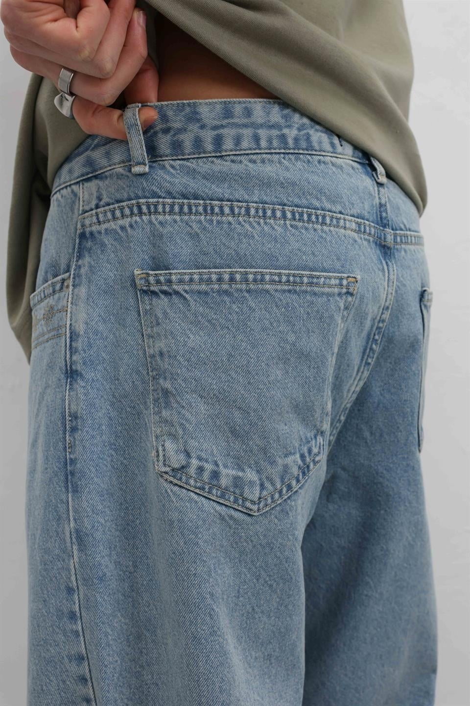 Relaxed-Fit Jeans with Pocket Details