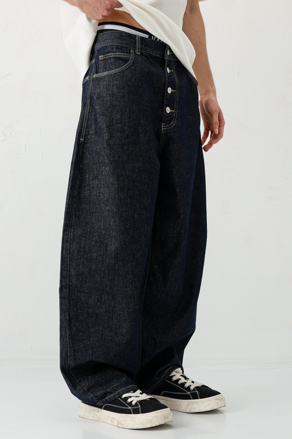 Barrel-Fit Jeans