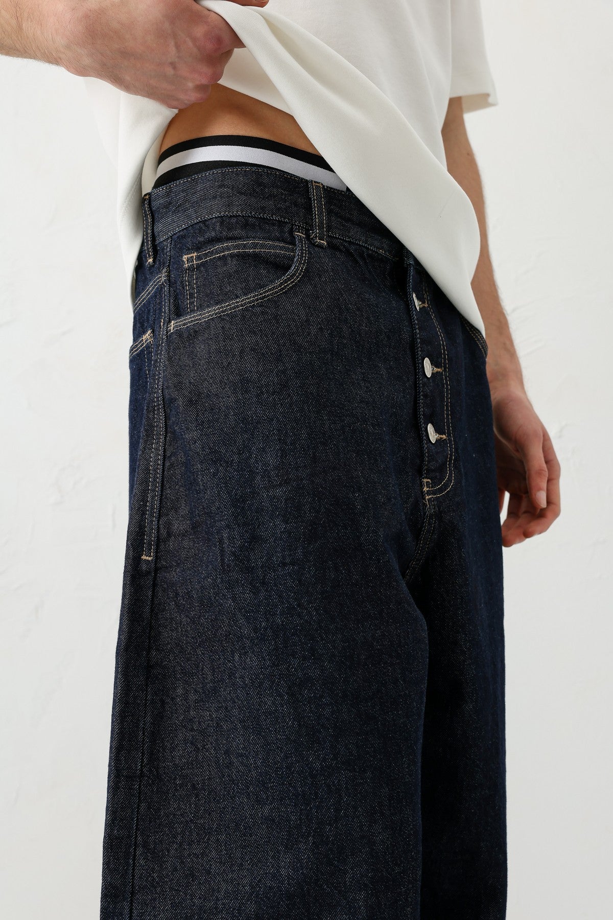 Barrel-Fit Jeans