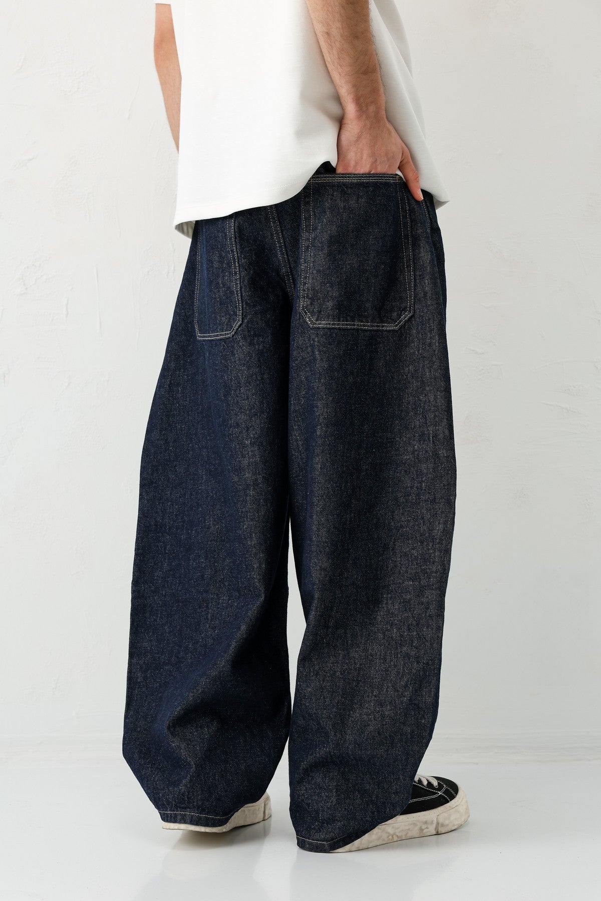 Barrel-Fit Jeans