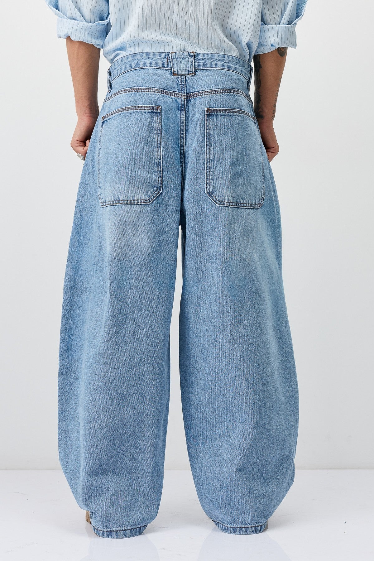Barrel-Fit Jeans