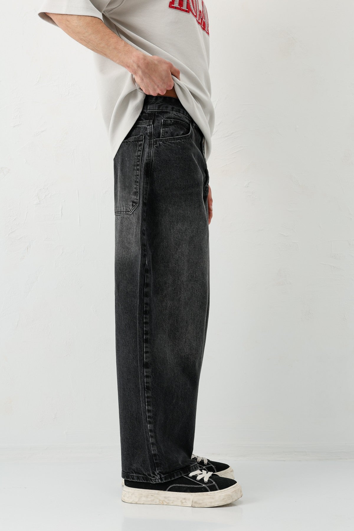 Barrel-Fit Jeans