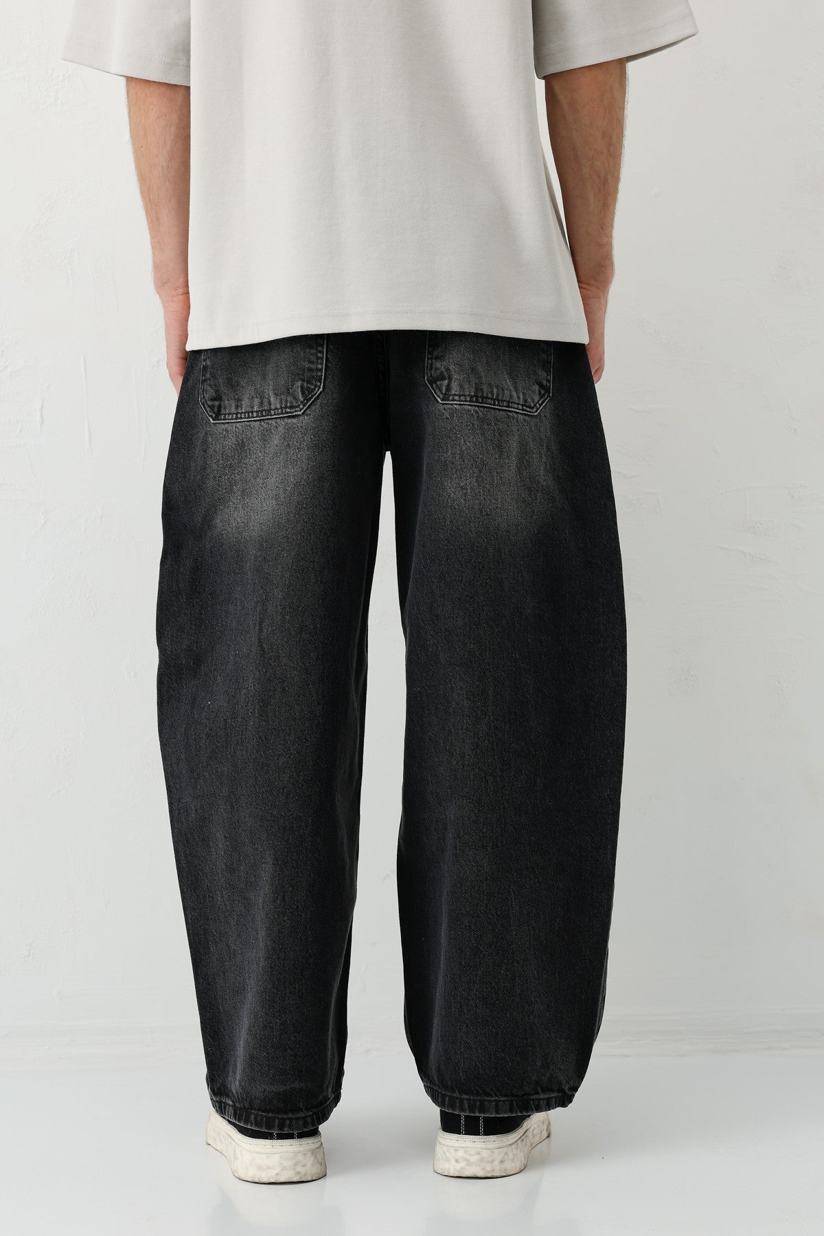 Barrel-Fit Jeans