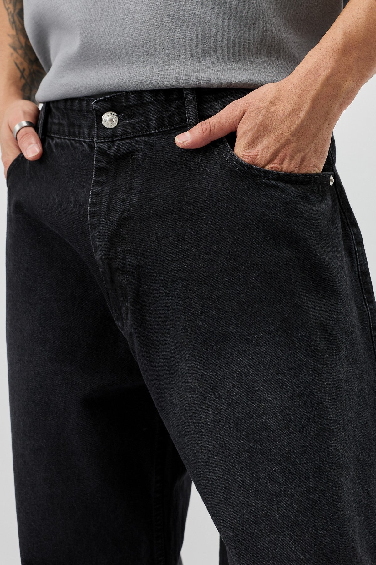Balloon-Fit Jeans