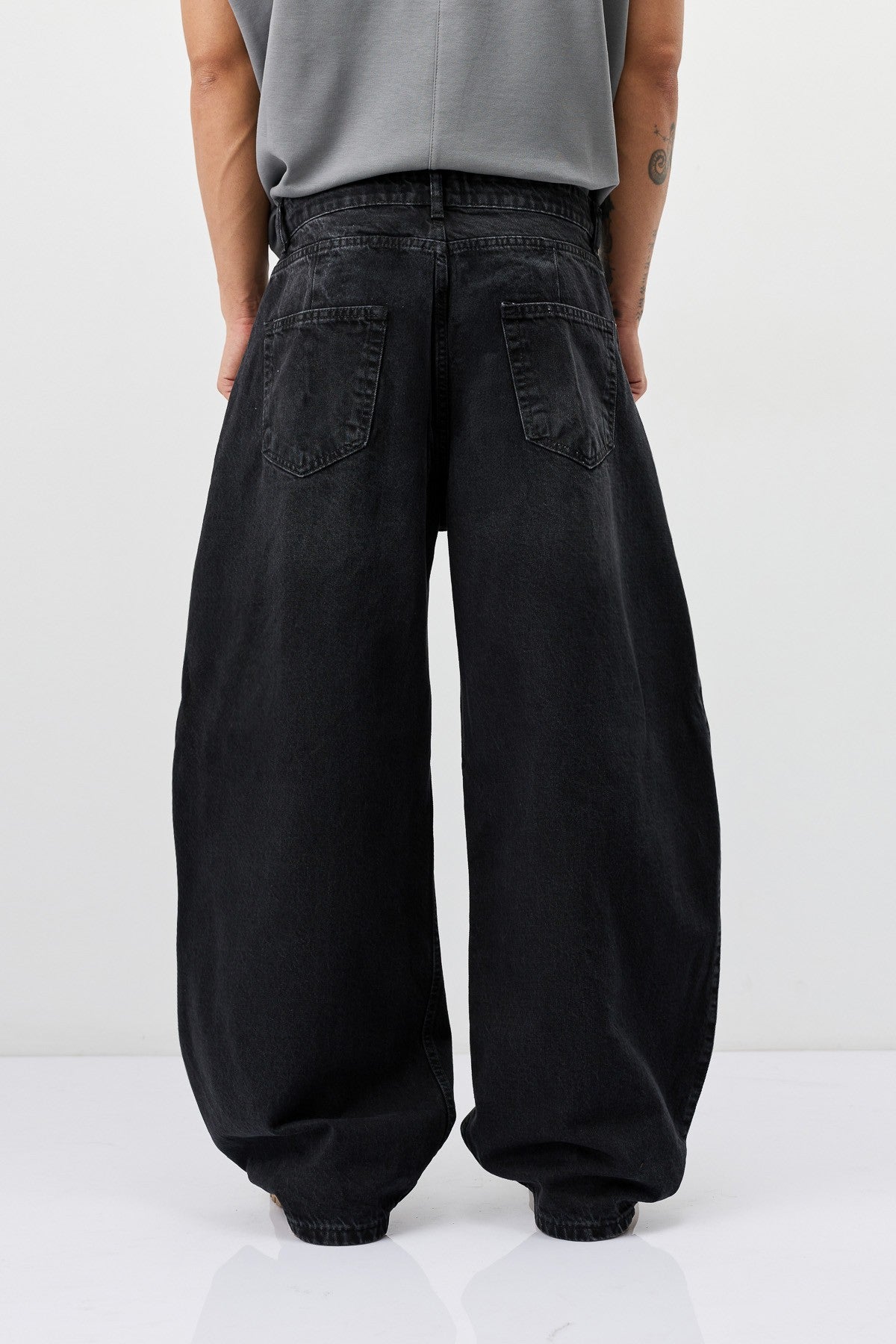 Balloon-Fit Jeans
