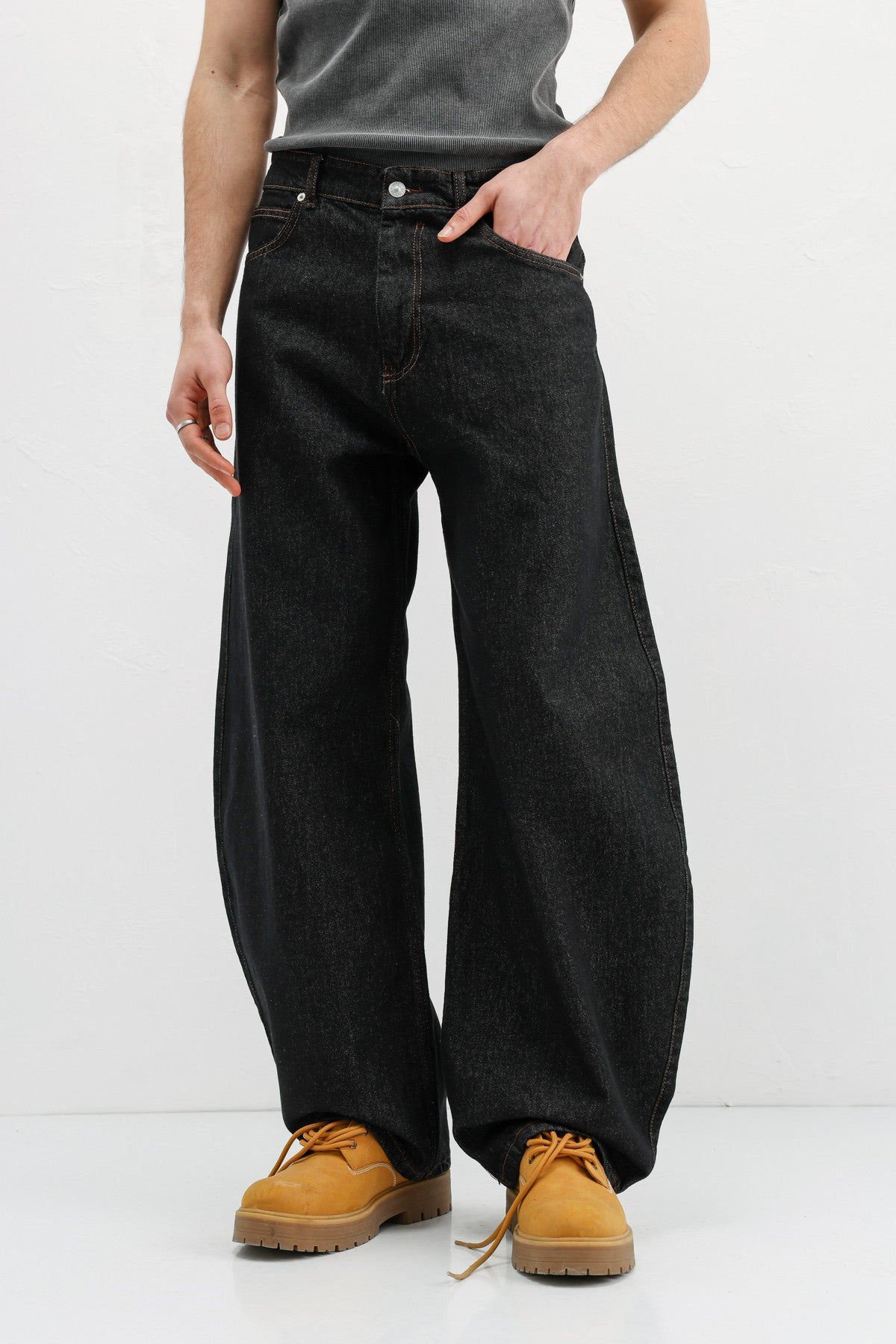 Balloon-Fit Jeans