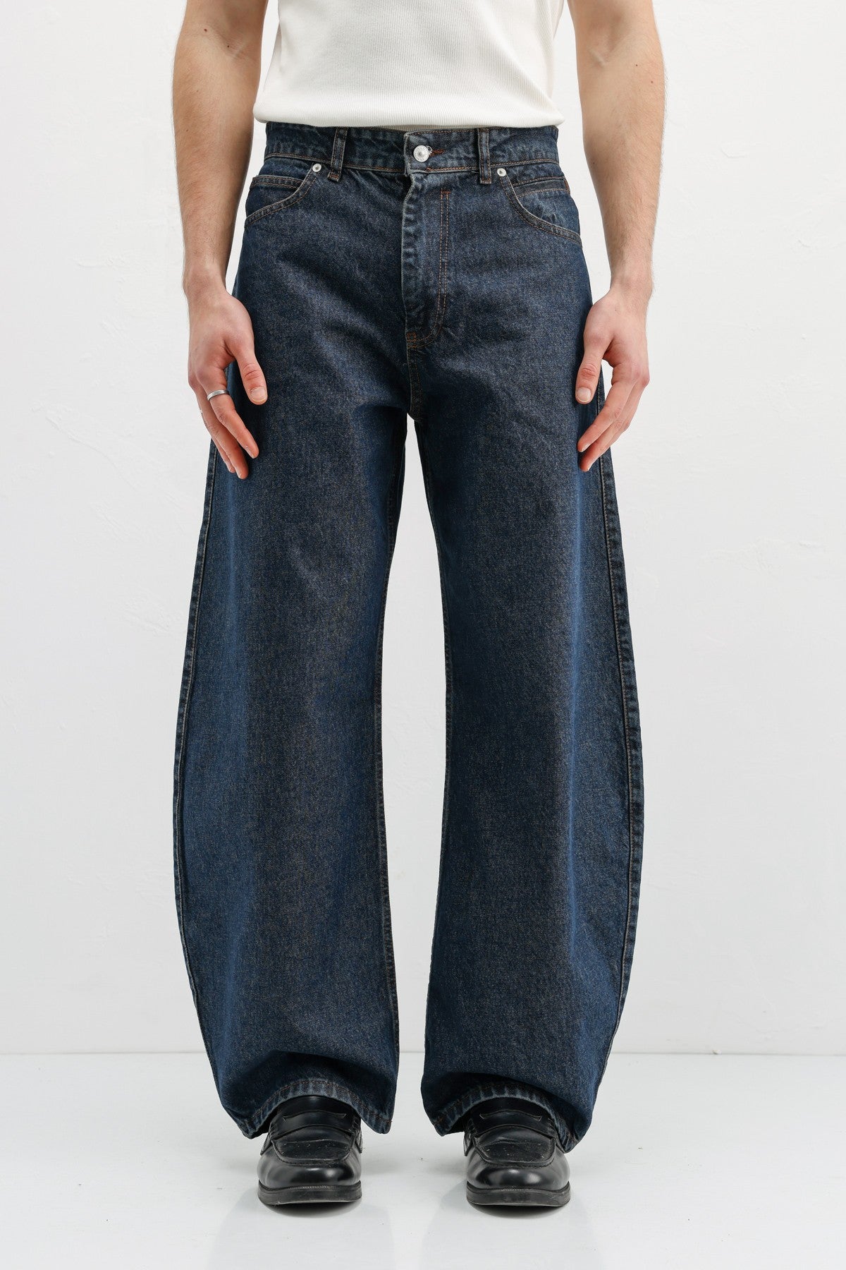 Balloon-Fit Jeans