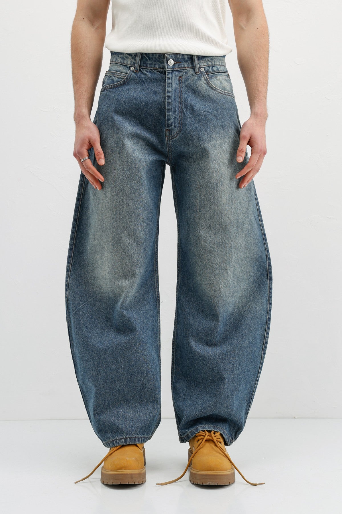 Balloon-Fit Jeans