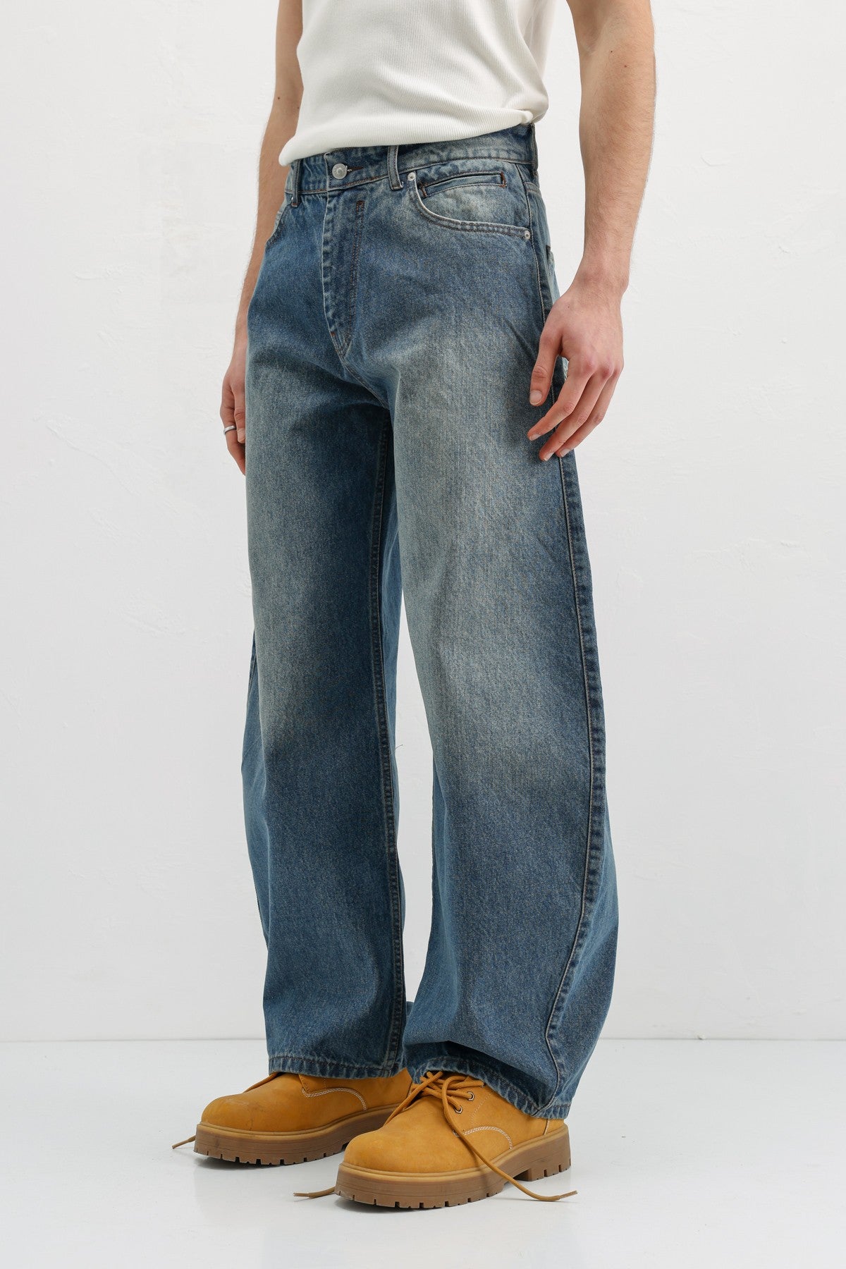 Balloon-Fit Jeans