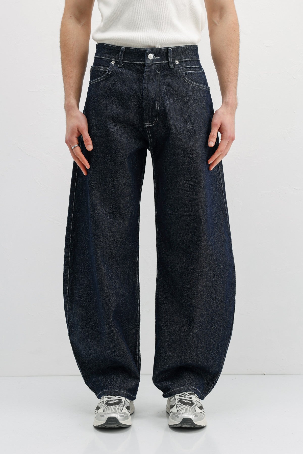 Balloon-Fit Jeans