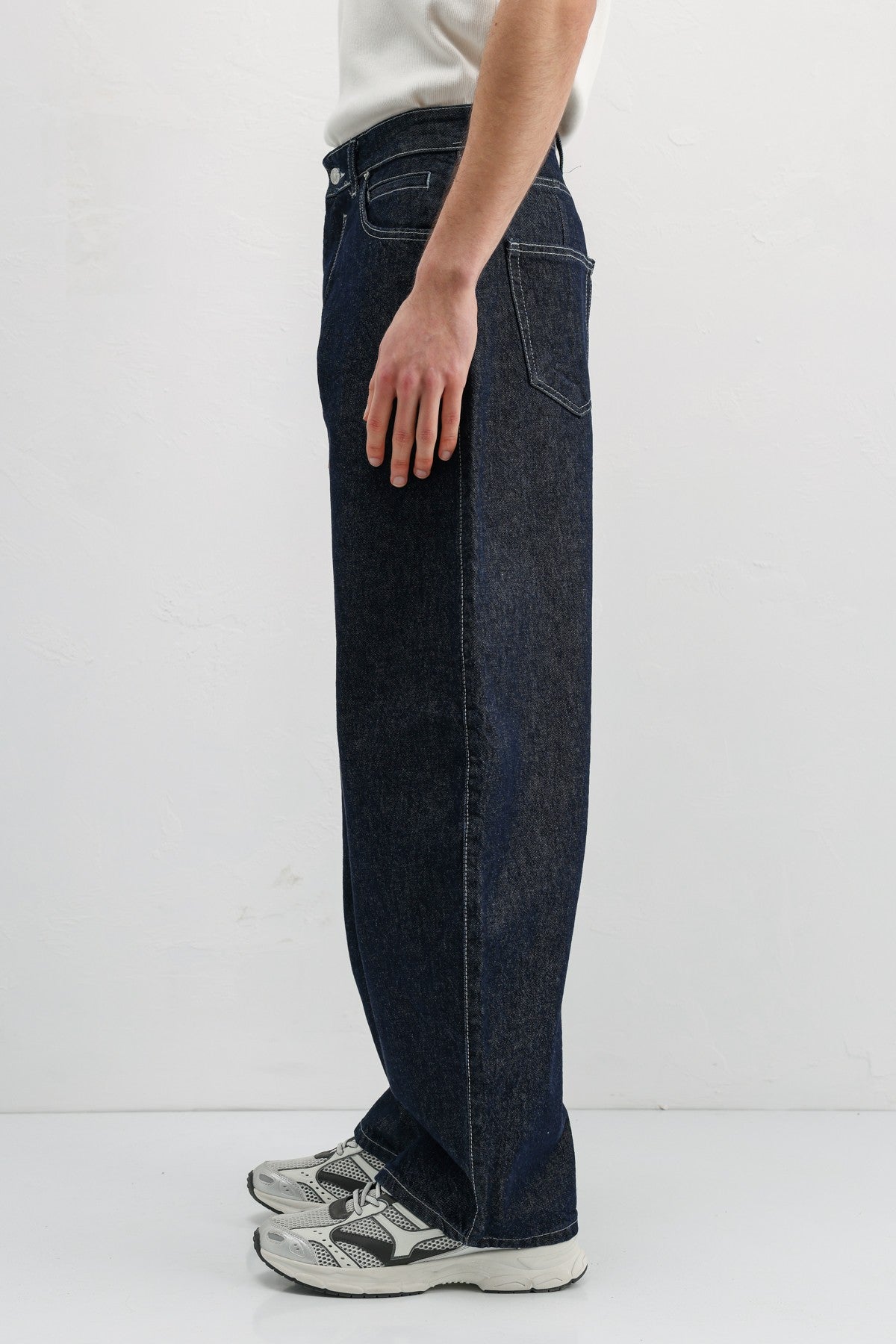 Balloon-Fit Jeans