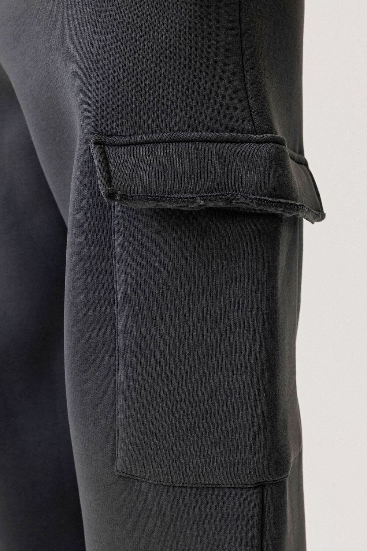 Basic Baggy Sweatpants with Cargo Pockets