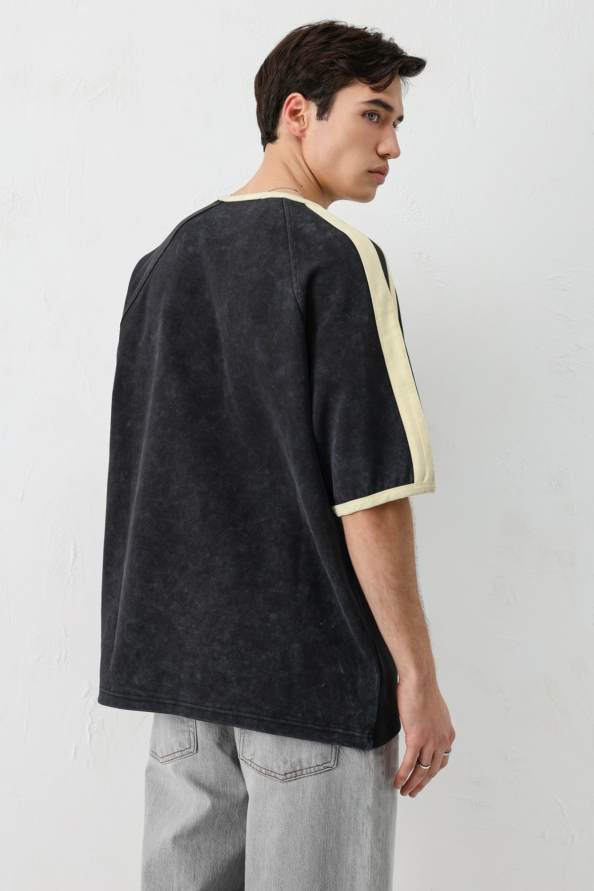 WASHED RAGLAN-SLEEVE T-SHIRT