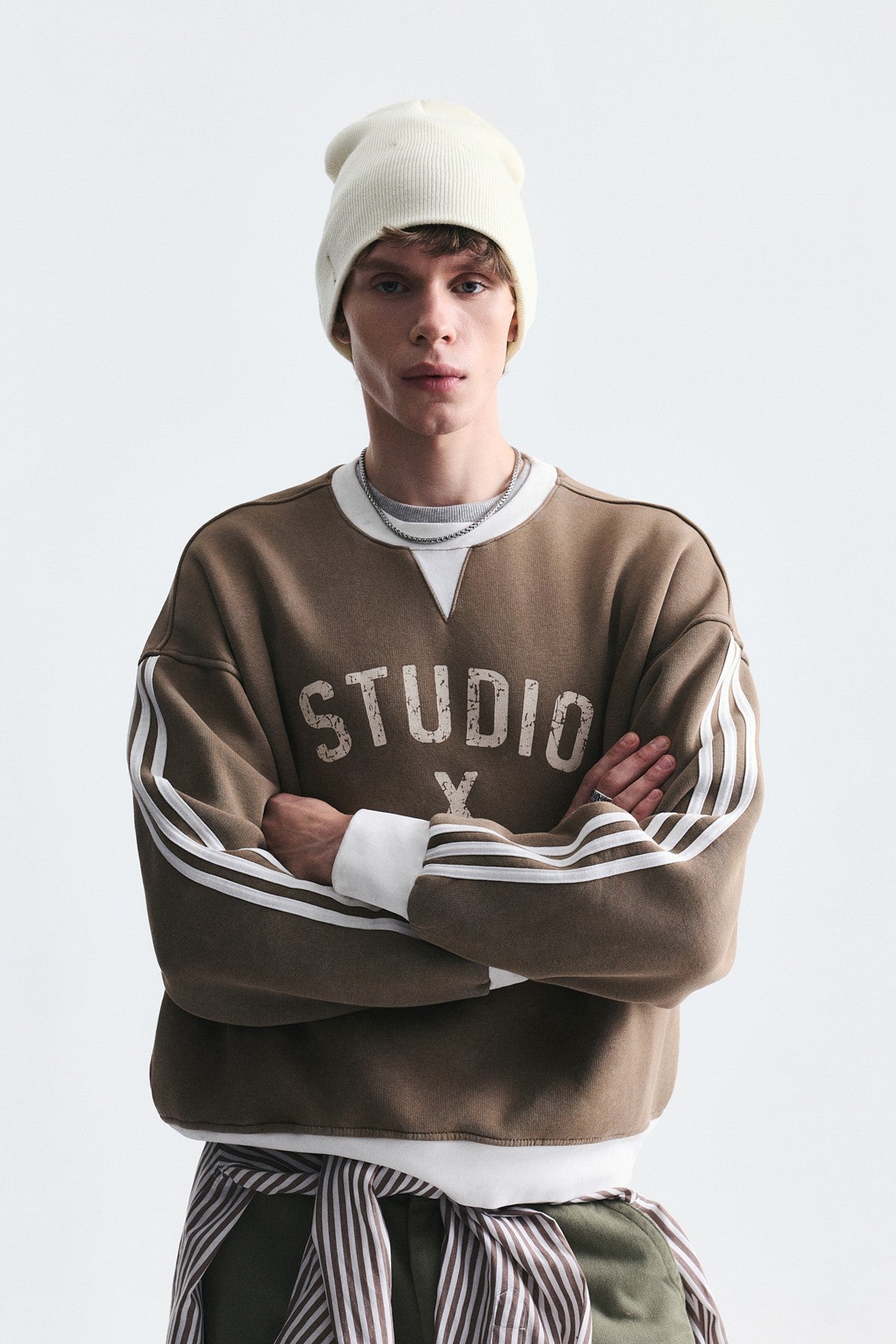 Contrast-Collar Oversized Sweatshirt