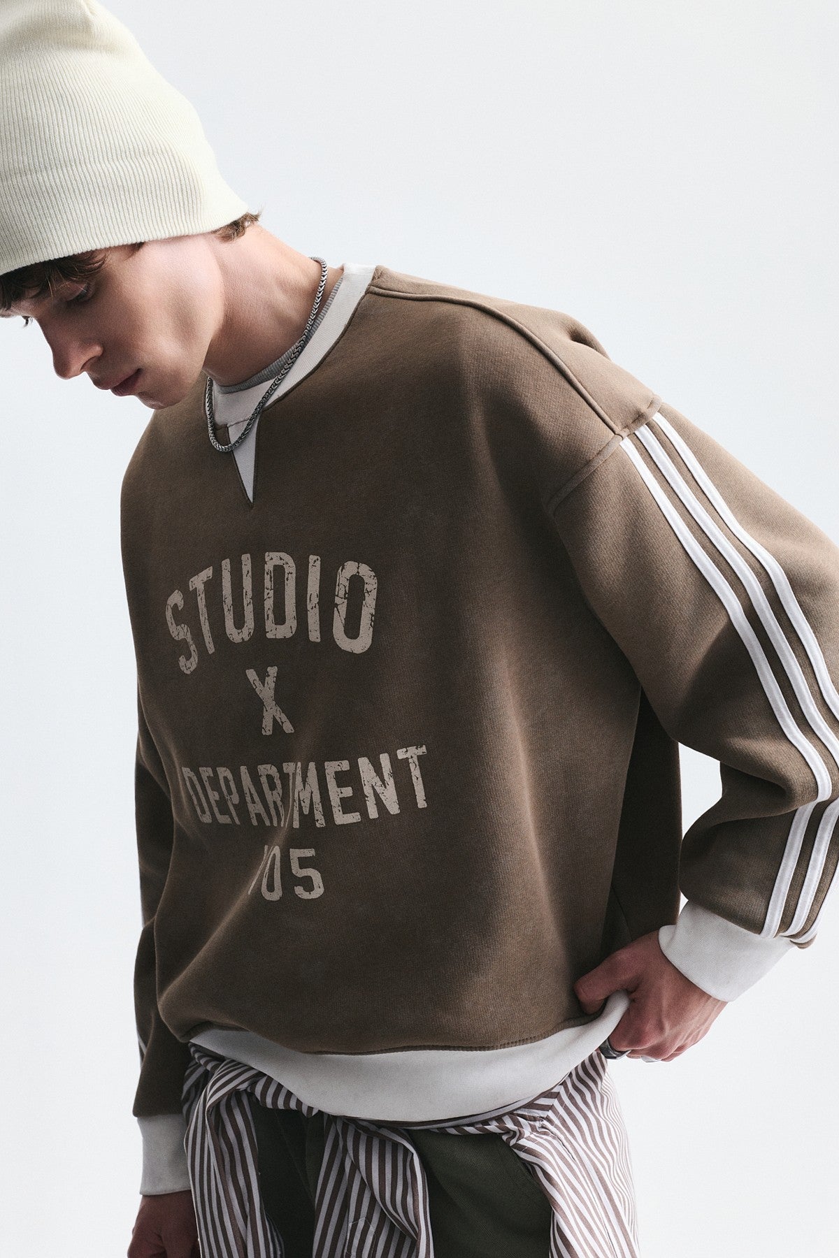 Contrast-Collar Oversized Sweatshirt