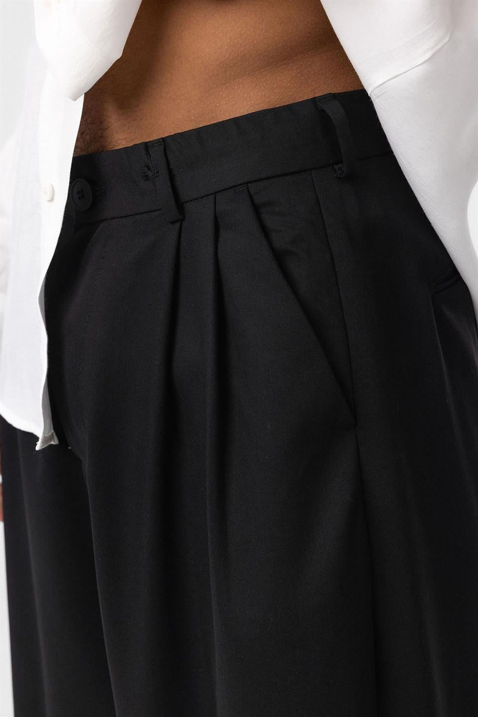 Baggy-Fit Pleated Pants