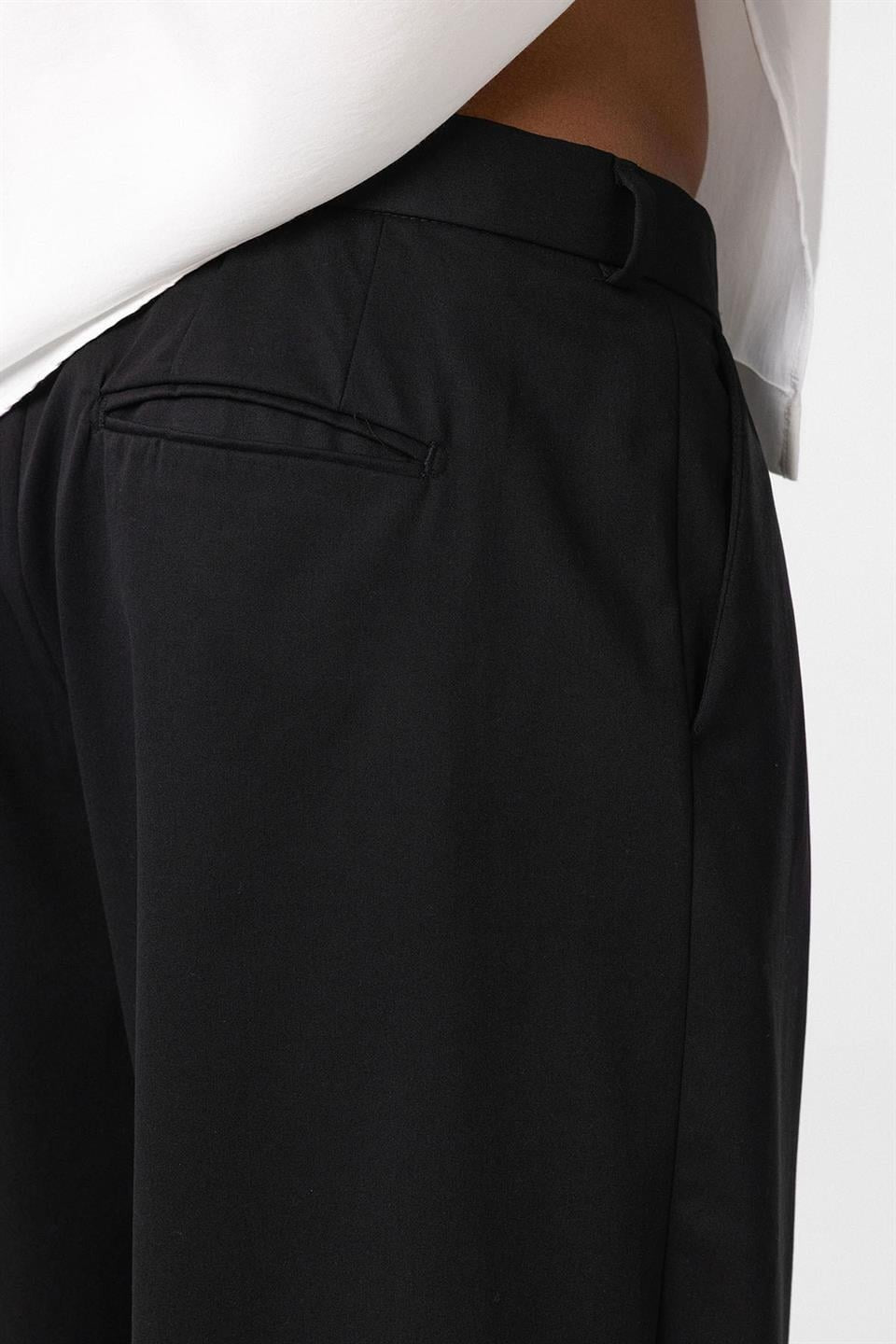 Baggy-Fit Pleated Pants