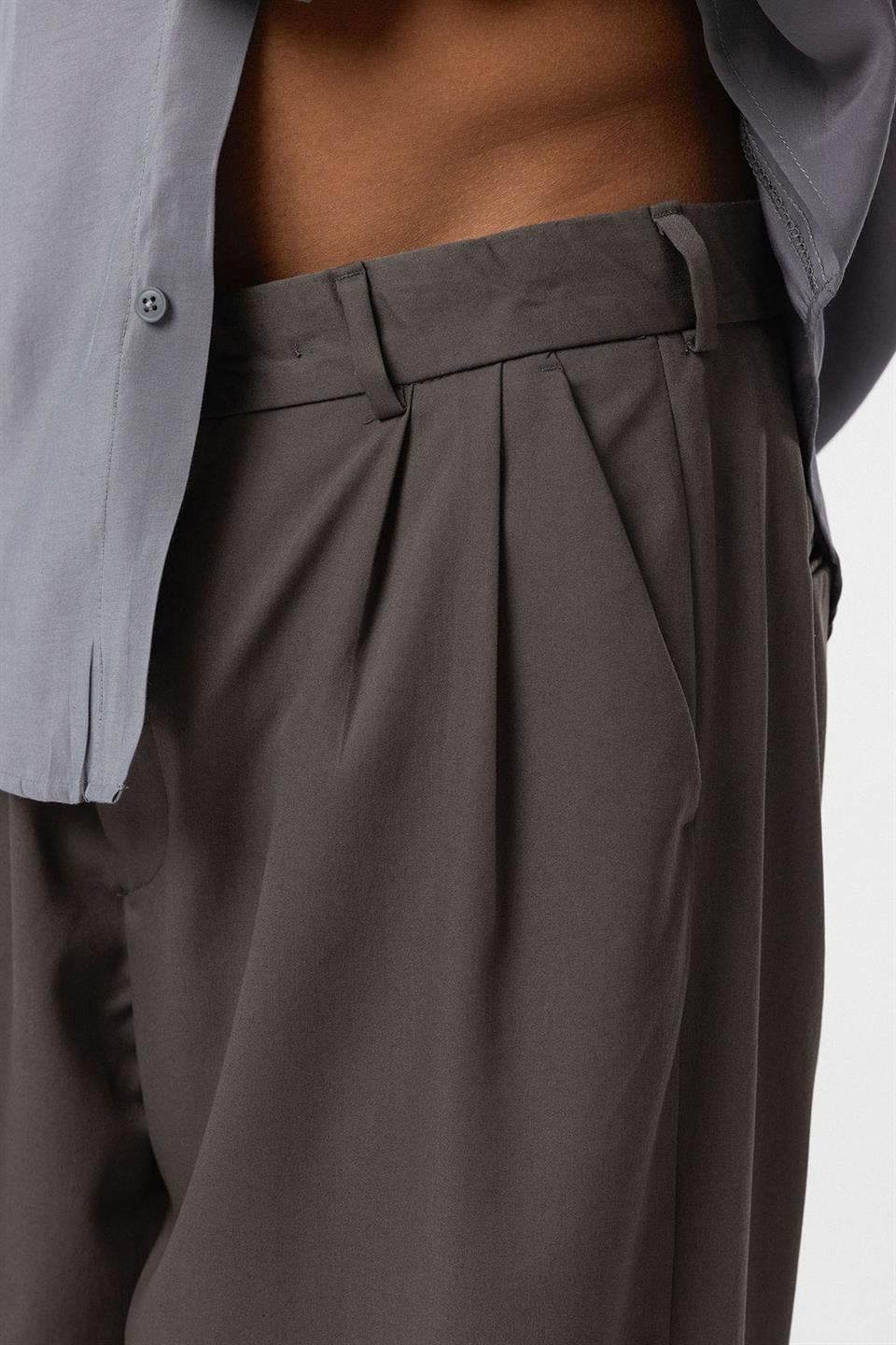 Baggy-Fit Pleated Pants
