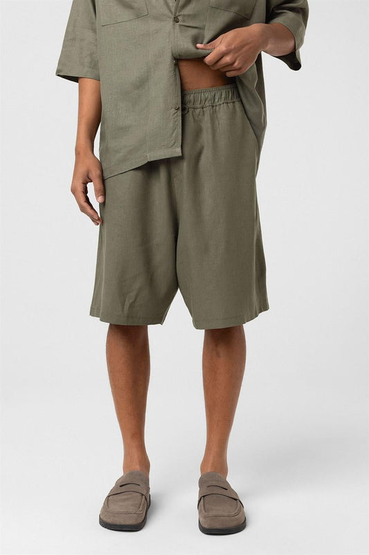 Oversized Double-Pocket Linen Shorts