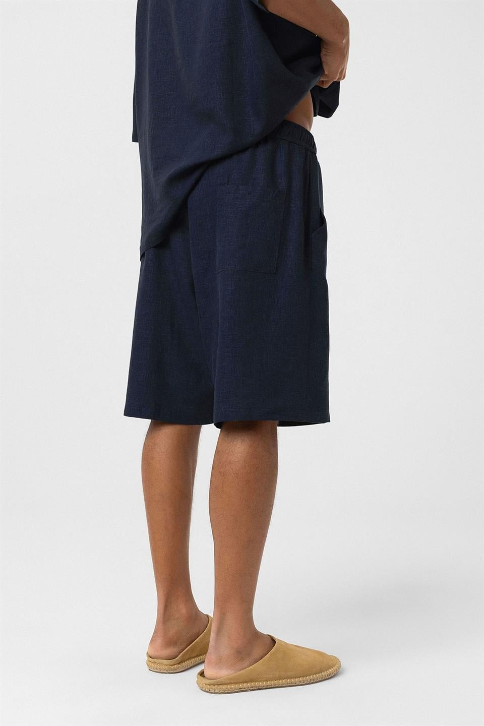 Oversized Double-Pocket Linen Shorts