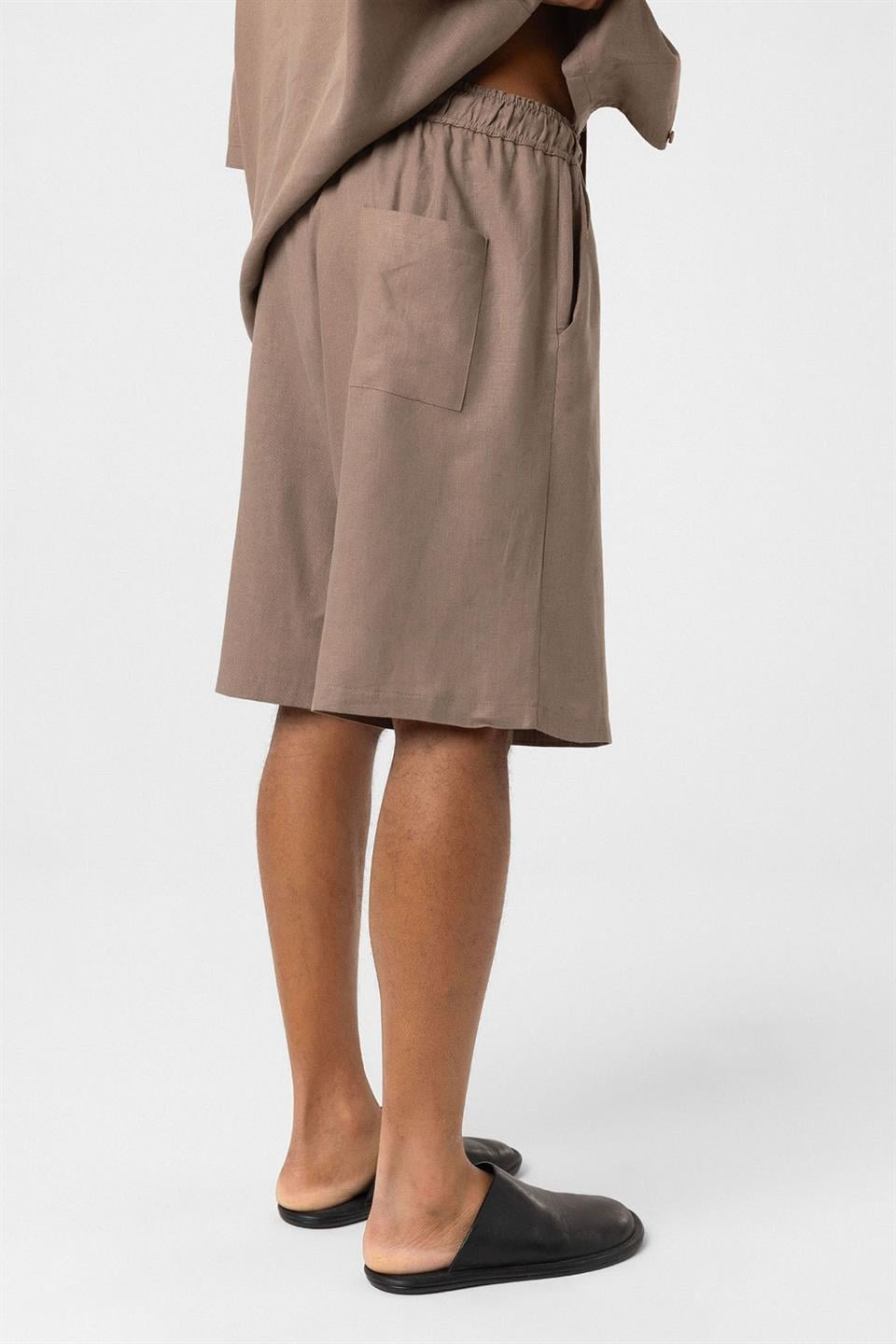 Oversized Double-Pocket Linen Shorts
