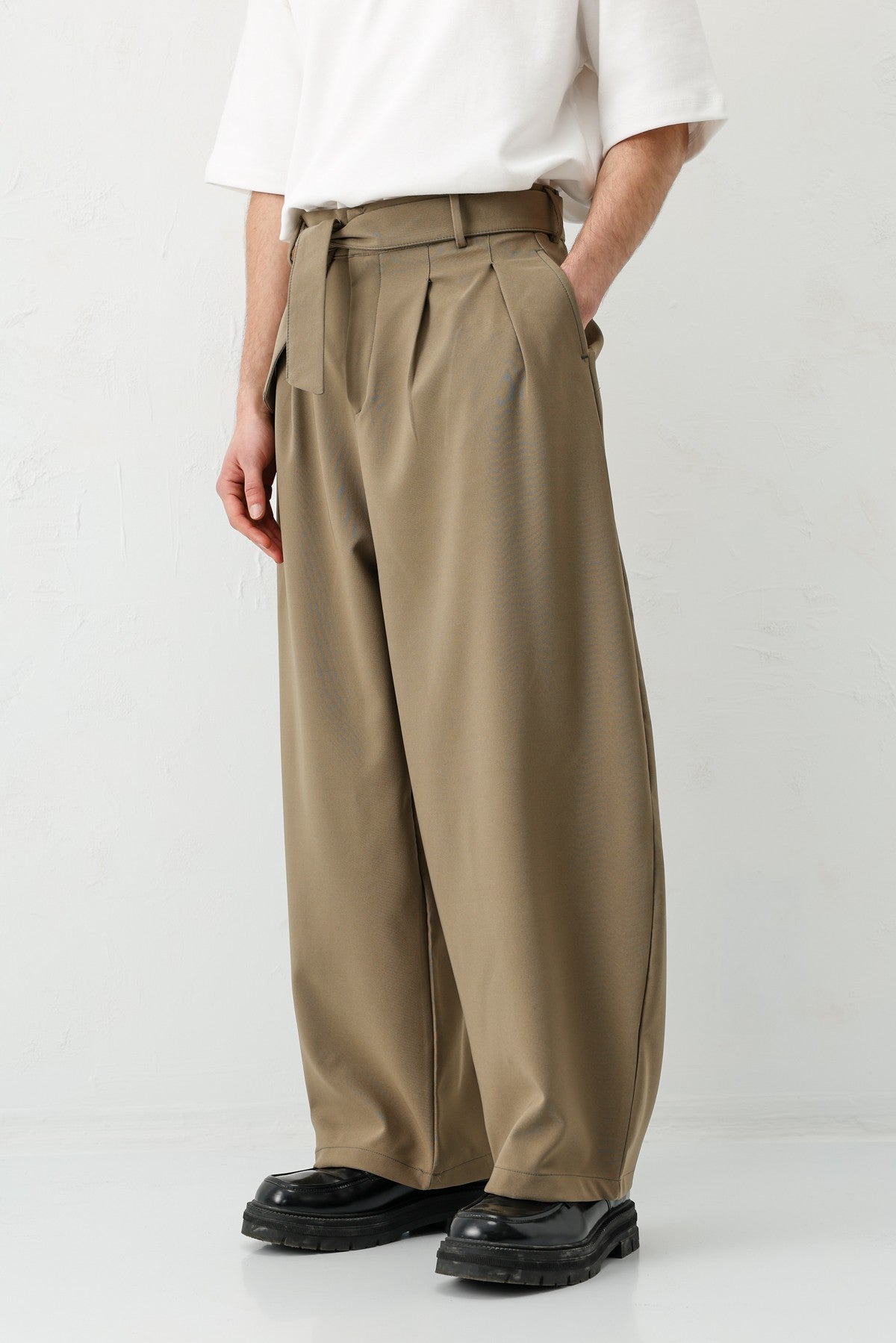 Barrel Fit, Tailored Fit, Belted Pants