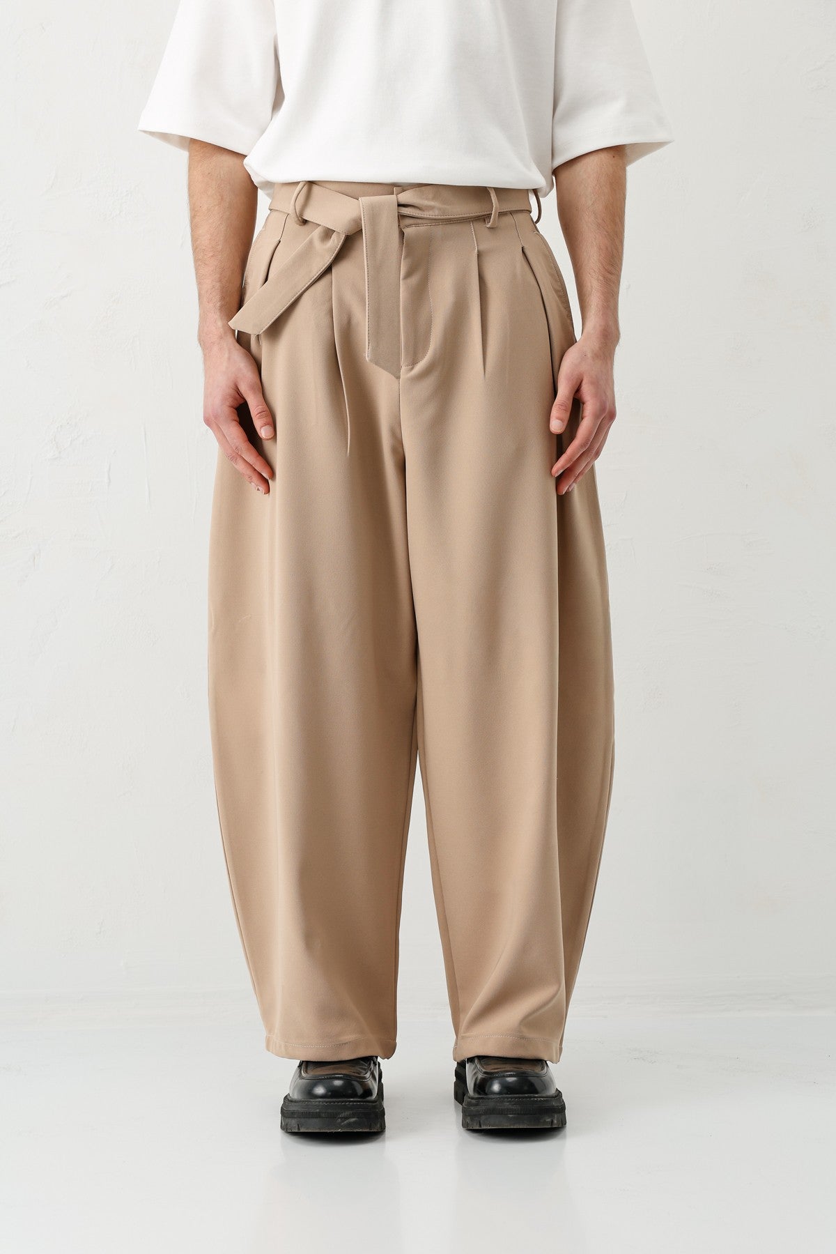 Barrel Fit, Tailored Fit, Belted Pants