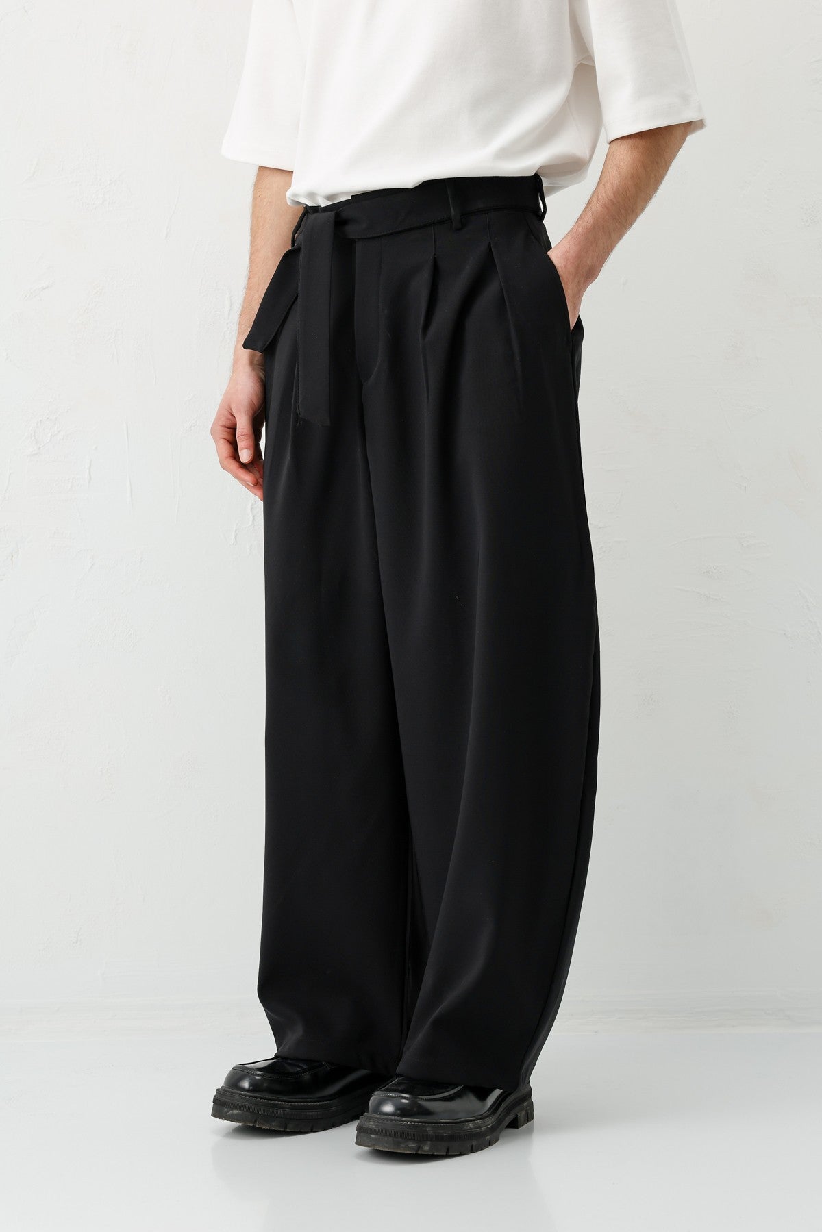 Barrel Fit, Tailored Fit, Belted Pants