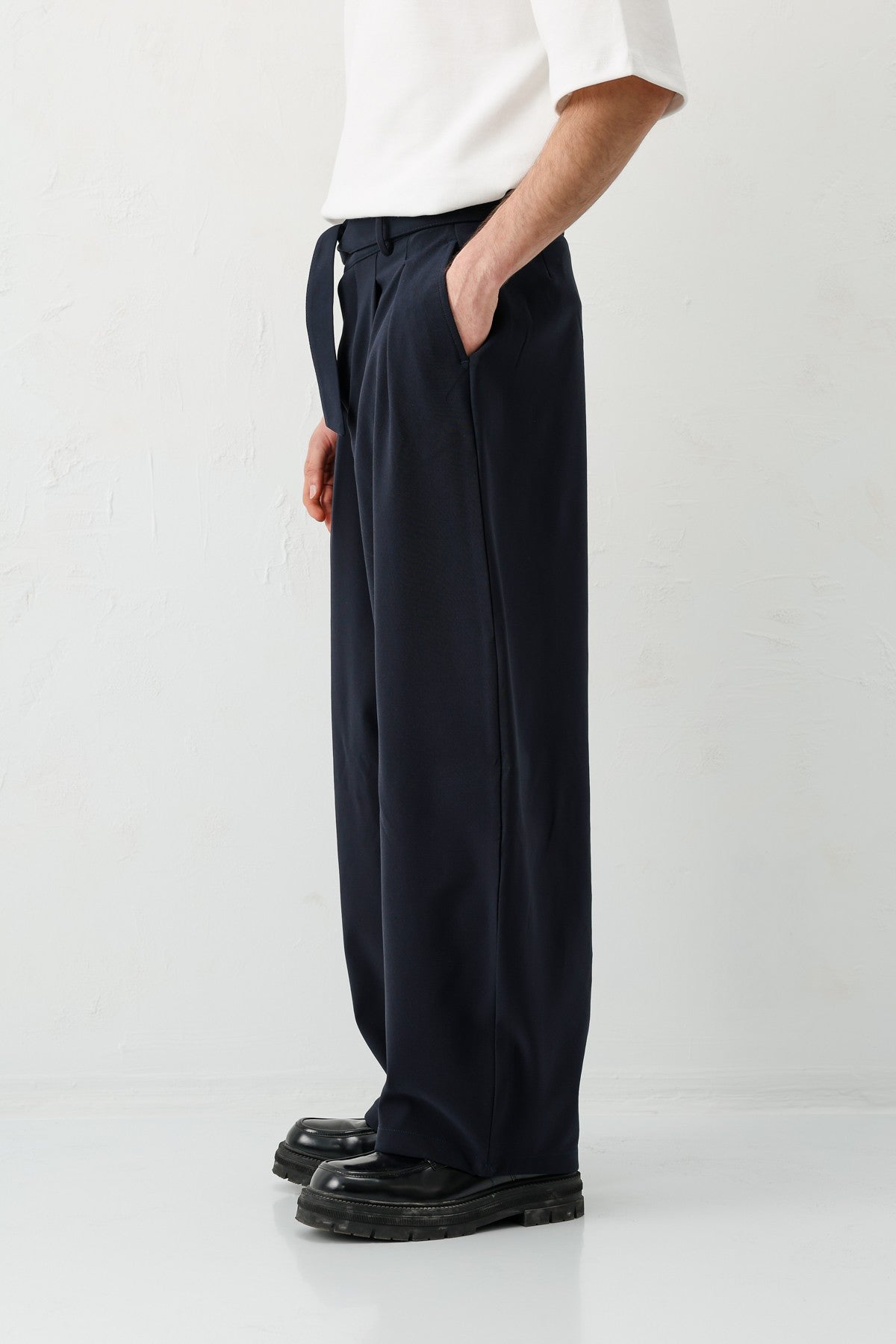Barrel Fit, Tailored Fit, Belted Pants