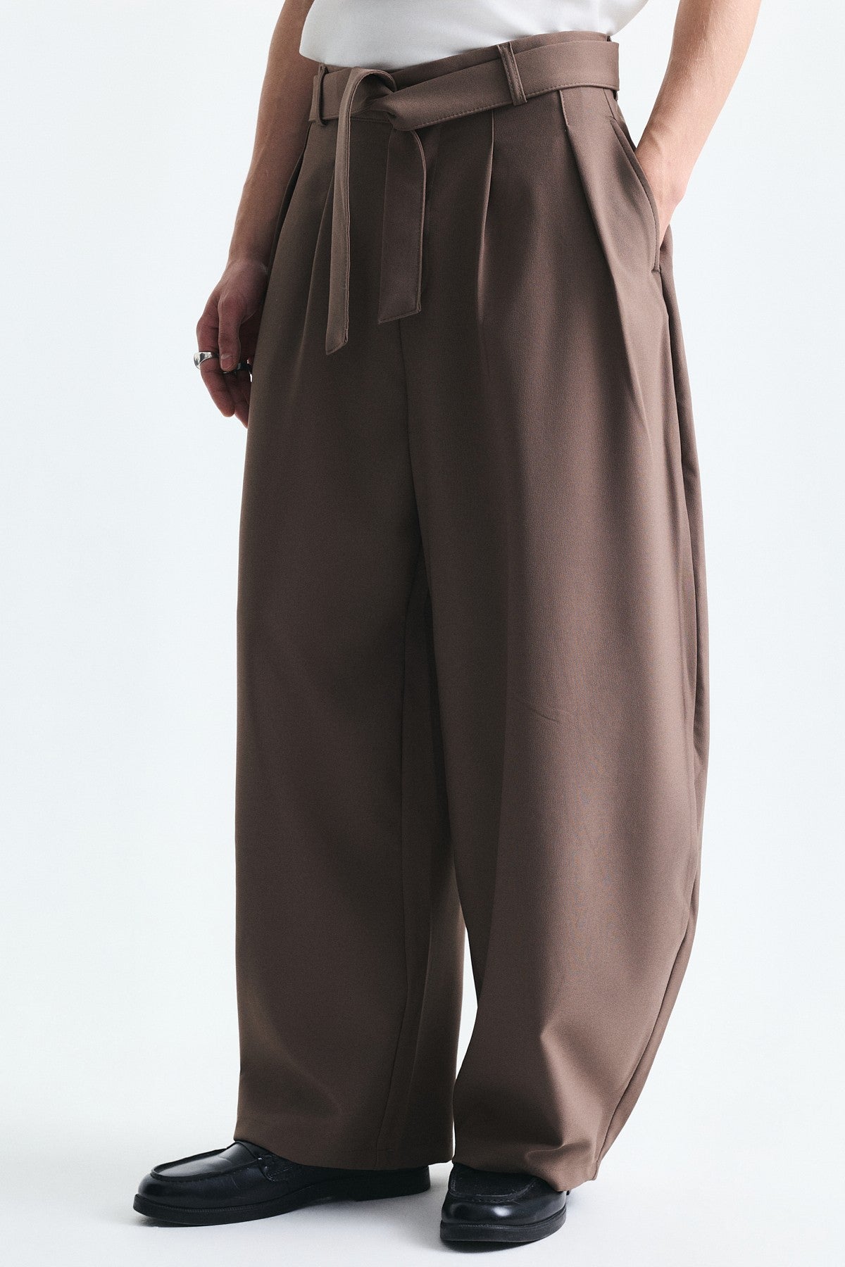 Barrel Fit, Tailored Fit, Belted Pants