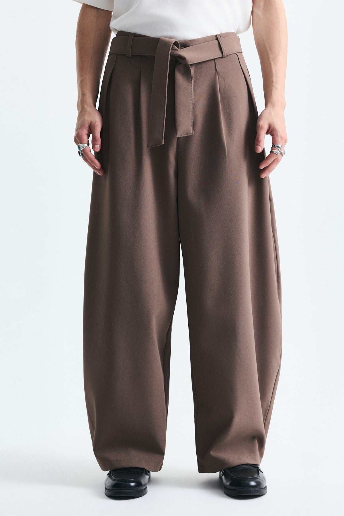 Barrel Fit, Tailored Fit, Belted Pants